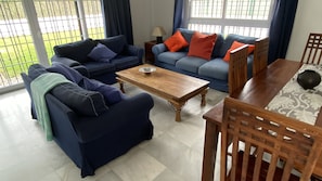 Una Smart TV, una chimenea, un reproductor de DVD