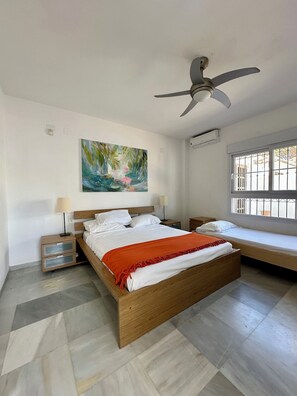 4 habitaciones, tabla de planchar con plancha y cuna de viaje 