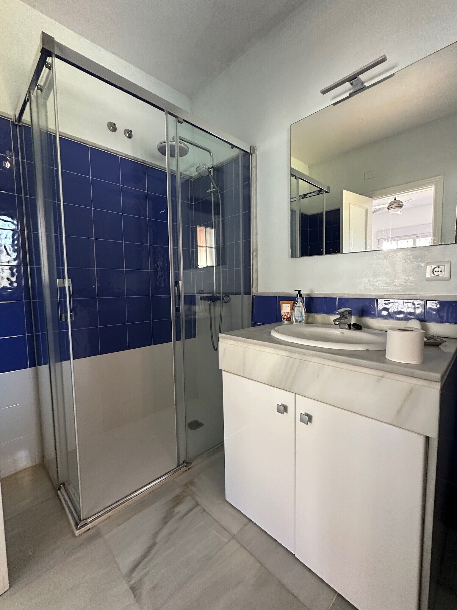 Ensemble douche/baignoire, bidet, serviettes fournies, savon