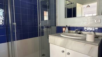 Ensemble douche/baignoire, bidet, serviettes fournies, savon