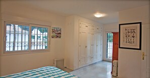 4 quartos, ferros/tábuas de passar roupa, berço de viagem