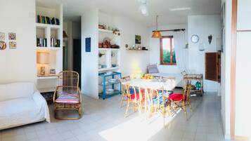 Smart-tv, bøger, stereoanlæg