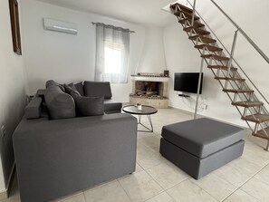 TV connectée, cheminée, livres