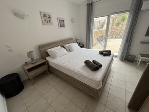 3 chambres, coffres-forts dans les chambres, fer et planche à repasser