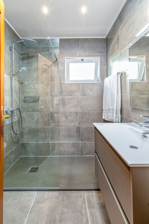 Douche, sèche-cheveux, serviettes fournies