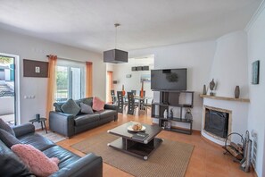 TV, fireplace, table tennis - O' Charco Lovely villa with annex with private pool (Carvoeiro)