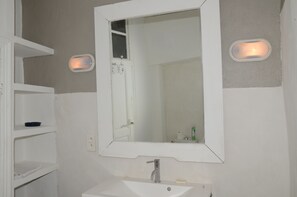 Shower, hair dryer - charming fisherman house (Gruissan)