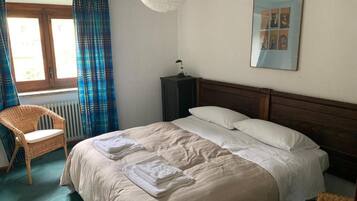 3 bedrooms, desk, iron/ironing board, free WiFi