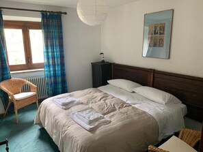 3 makuuhuonetta, työpöytä, silitysrauta/-lauta, ilmainen Wi-Fi