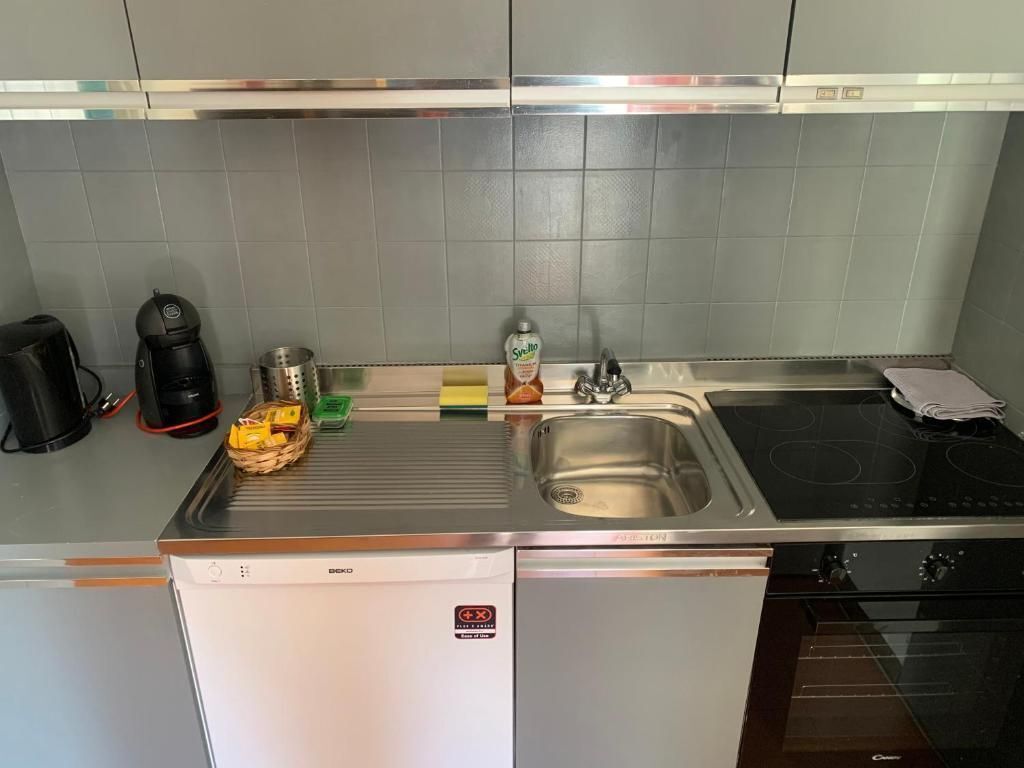 Een koelkast, een oven, een kookplaat, een vaatwasser