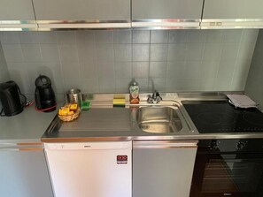 Jääkaappi, uuni, liesi, astianpesukone