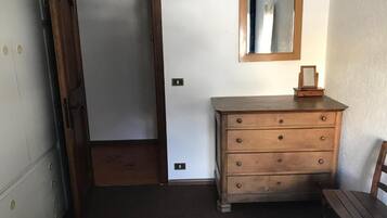 3 camere, una scrivania, ferro/asse da stiro, Wi-Fi gratuito