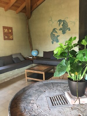 Kamin, Tischfu ßball, Bücher, Arbeitsbereiche