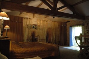 1 bedroom, iron/ironing board, free WiFi, bed sheets - Horse stable transformed into  romantic cottage,  Le Nid des Oiseaux (Cubjac-Auvézère-Val D'ans)