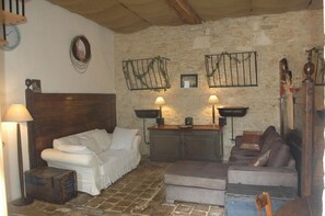 Living area - Horse stable transformed into  romantic cottage,  Le Nid des Oiseaux (Cubjac-Auvézère-Val D'ans)