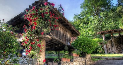 Perinteinen Asturian kylätalo rauhallisella paikalla