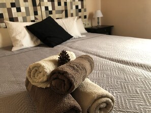 4 bedrooms, iron/ironing board, WiFi, bed sheets