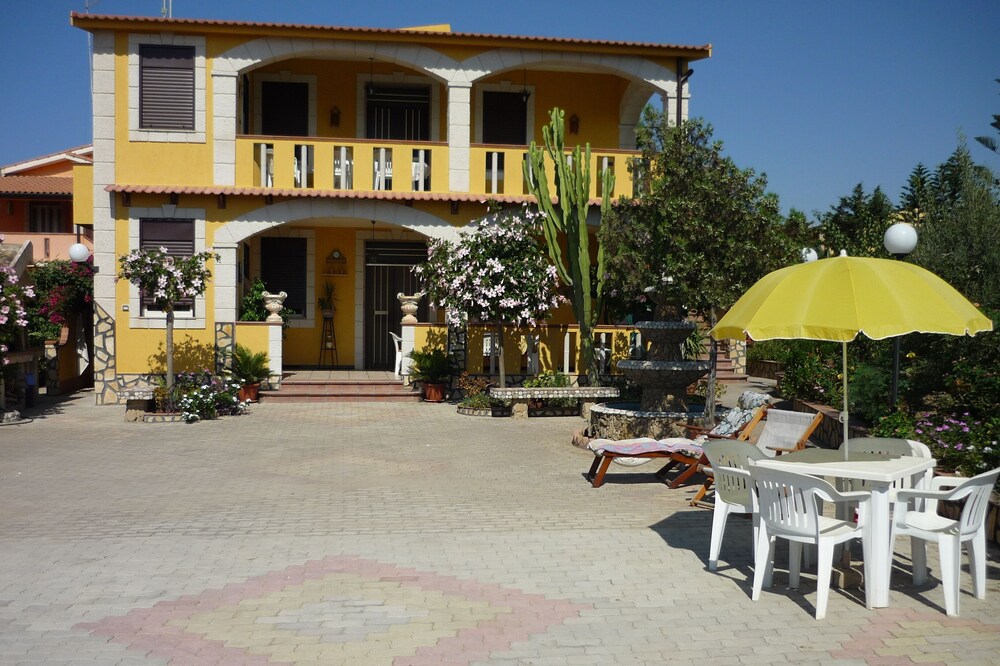 Elegant apartment in Villa Agrigento-Licata with sea view and private garden.