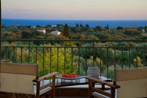 Luxury 3 Bedroom Villa Located In Kaligata, with private pool, near the sea,WIFI