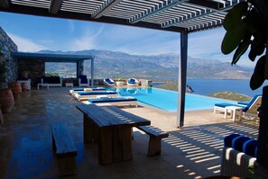 Een buitenzwembad, een infinity pool