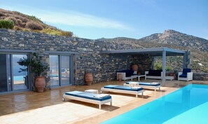 Een buitenzwembad, een infinity pool