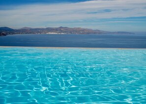 Een buitenzwembad, een infinity pool