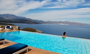 Een buitenzwembad, een infinity pool