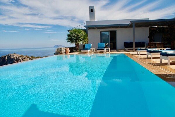 Outdoor pool, an infinity pool
