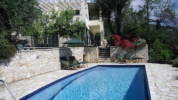 Piscina all'aperto, una piscina riscaldata