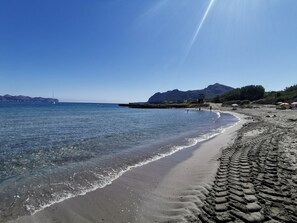 Playa en los alrededores, camastros y toallas de playa 