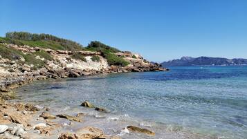 Perto da praia, espreguiçadeiras, toalhas de praia