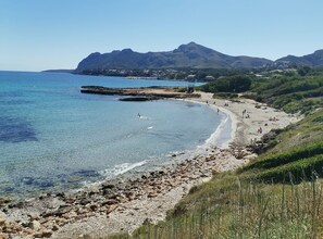 Playa en los alrededores, camastros y toallas de playa 