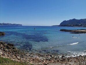 Playa en los alrededores, camastros y toallas de playa 
