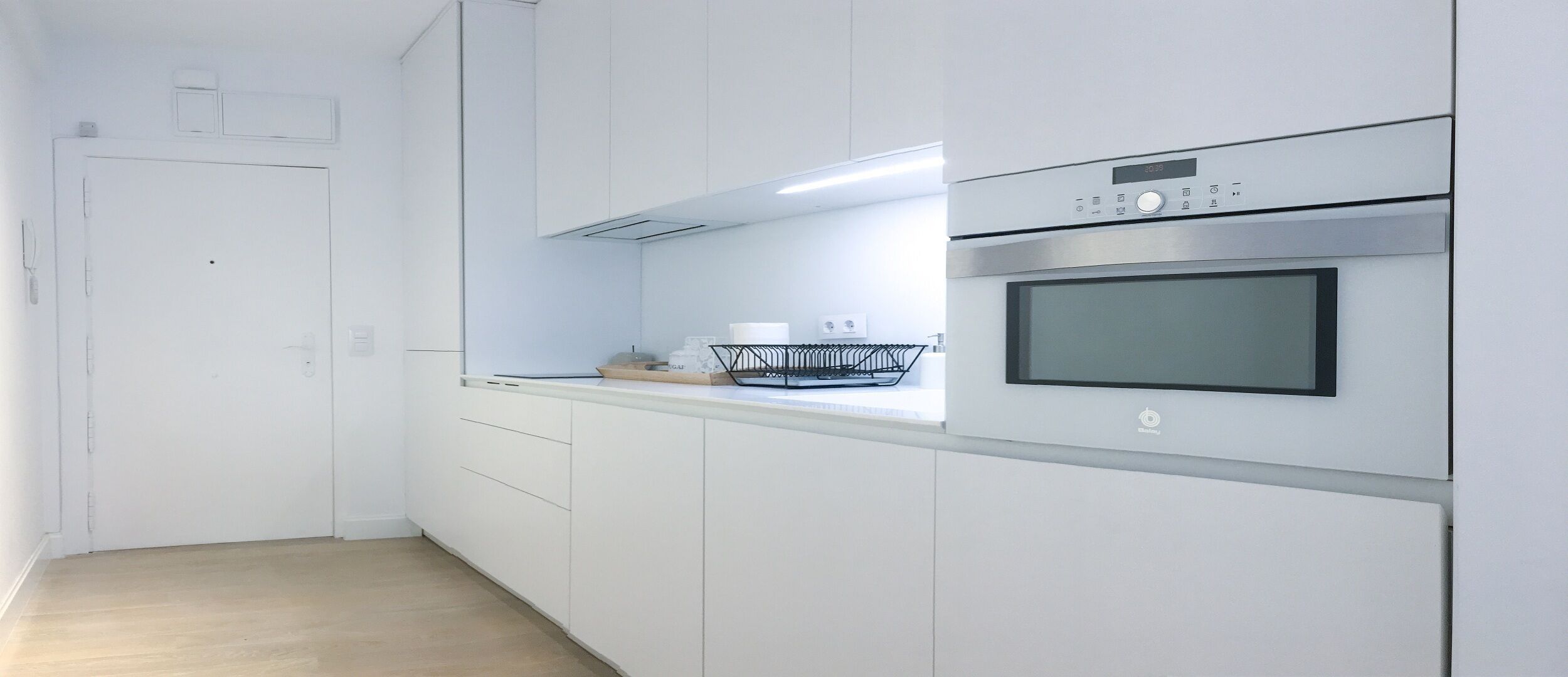 Luxurious apartment in Calle Mayor 58 with parking, in front of San Miguel market.