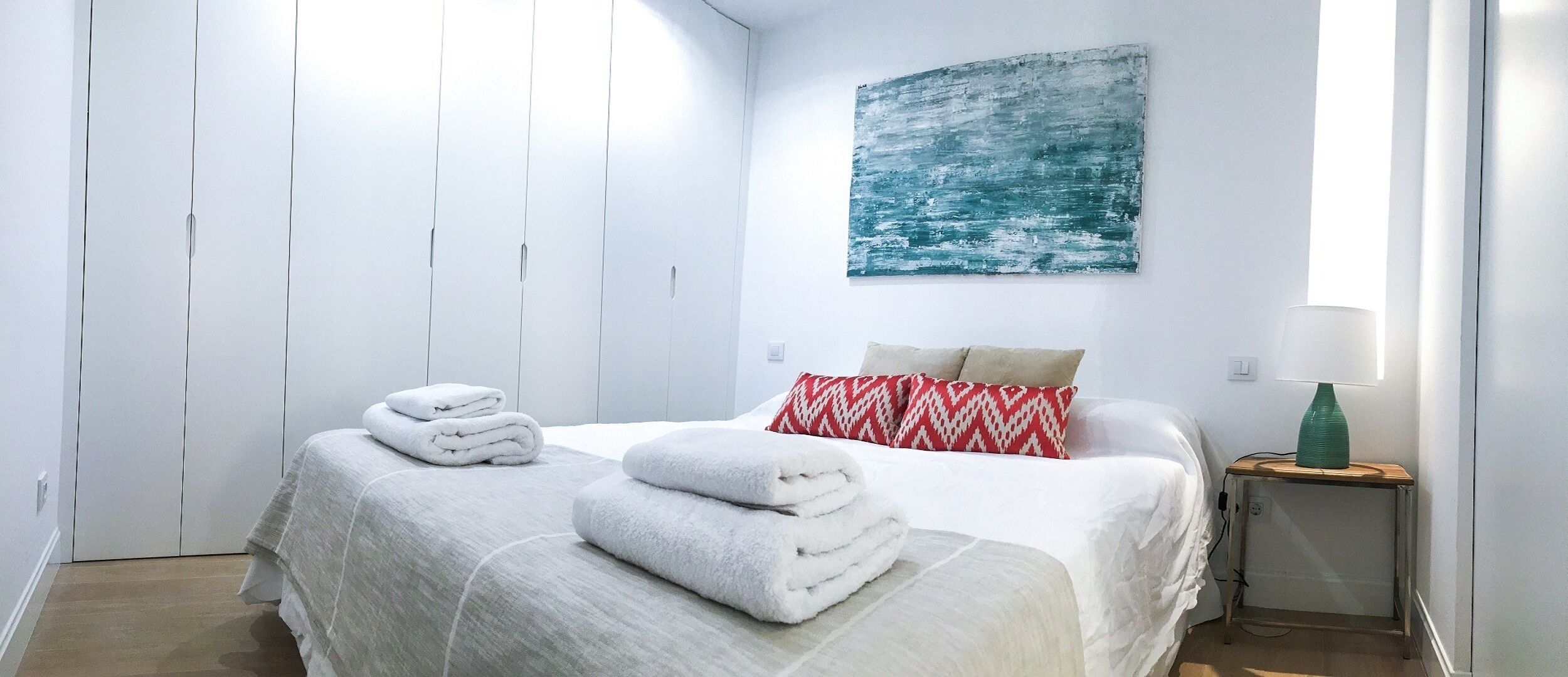 Luxurious apartment in Calle Mayor 58 with parking, in front of San Miguel market.