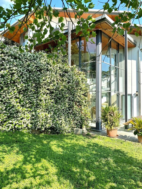 Exterior detail - Zoe's. Country villa. The pleasure to be surrounded by lawn and garden (Moncalvo)