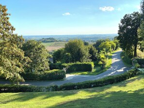 Property grounds - Zoe's. Country villa. The pleasure to be surrounded by lawn and garden (Moncalvo)