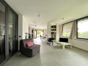Interior - Zoe's. Country villa. The pleasure to be surrounded by lawn and garden (Moncalvo)