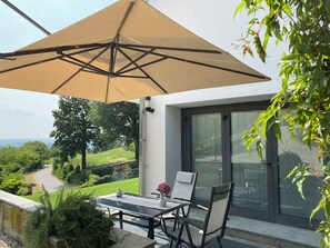 Outdoor dining - Zoe's. Country villa. The pleasure to be surrounded by lawn and garden (Moncalvo)