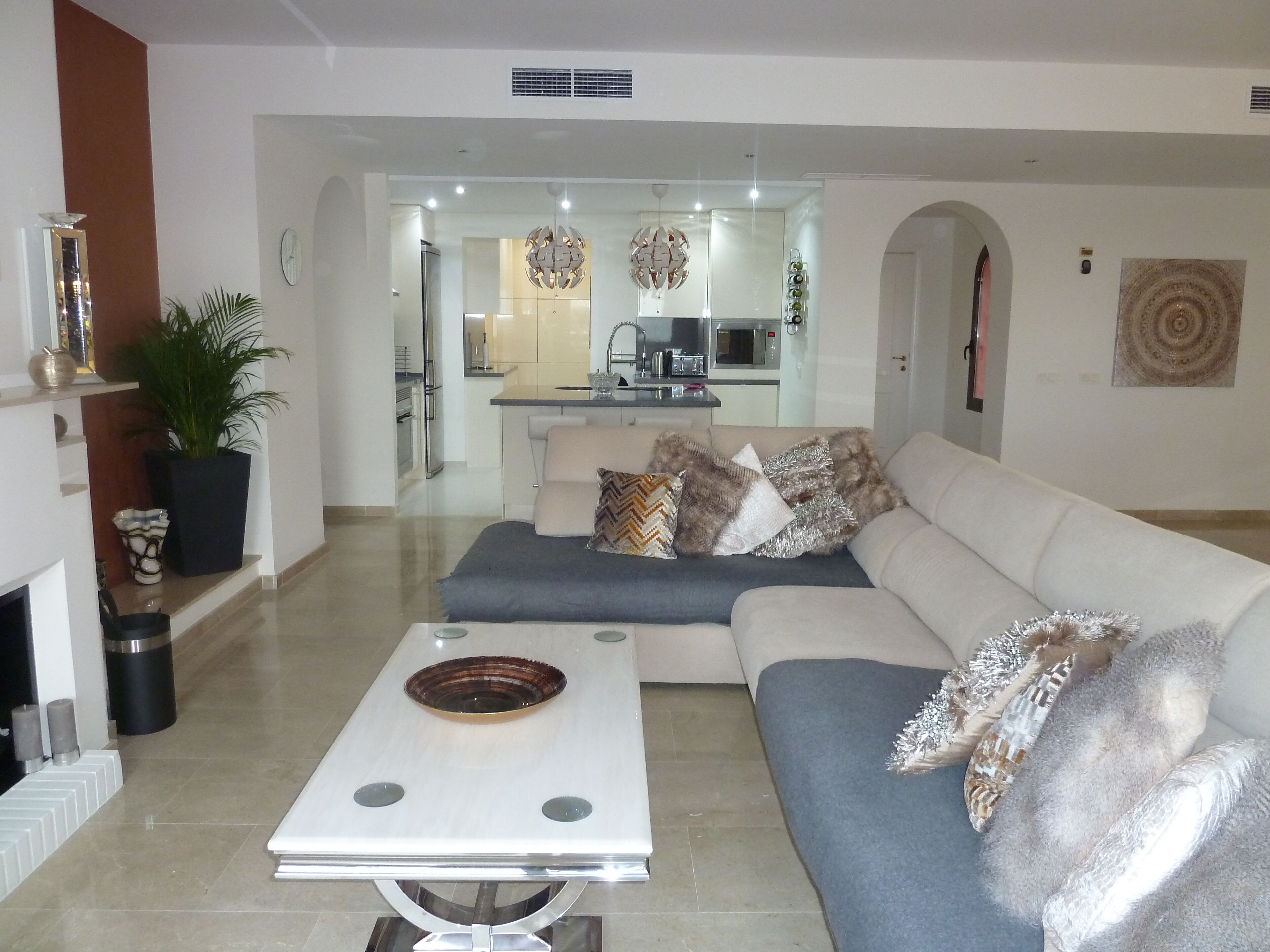Luxurious 3 bed modern penthouse with stunning sea views and large terrace 