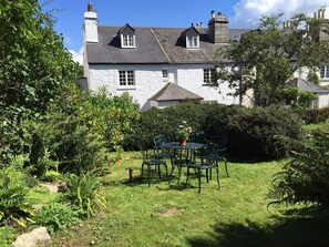 Outdoor dining - Lovely Character Dartmoor Cottage Just Below the Famous Haytor Rocks (Newton Abbot)