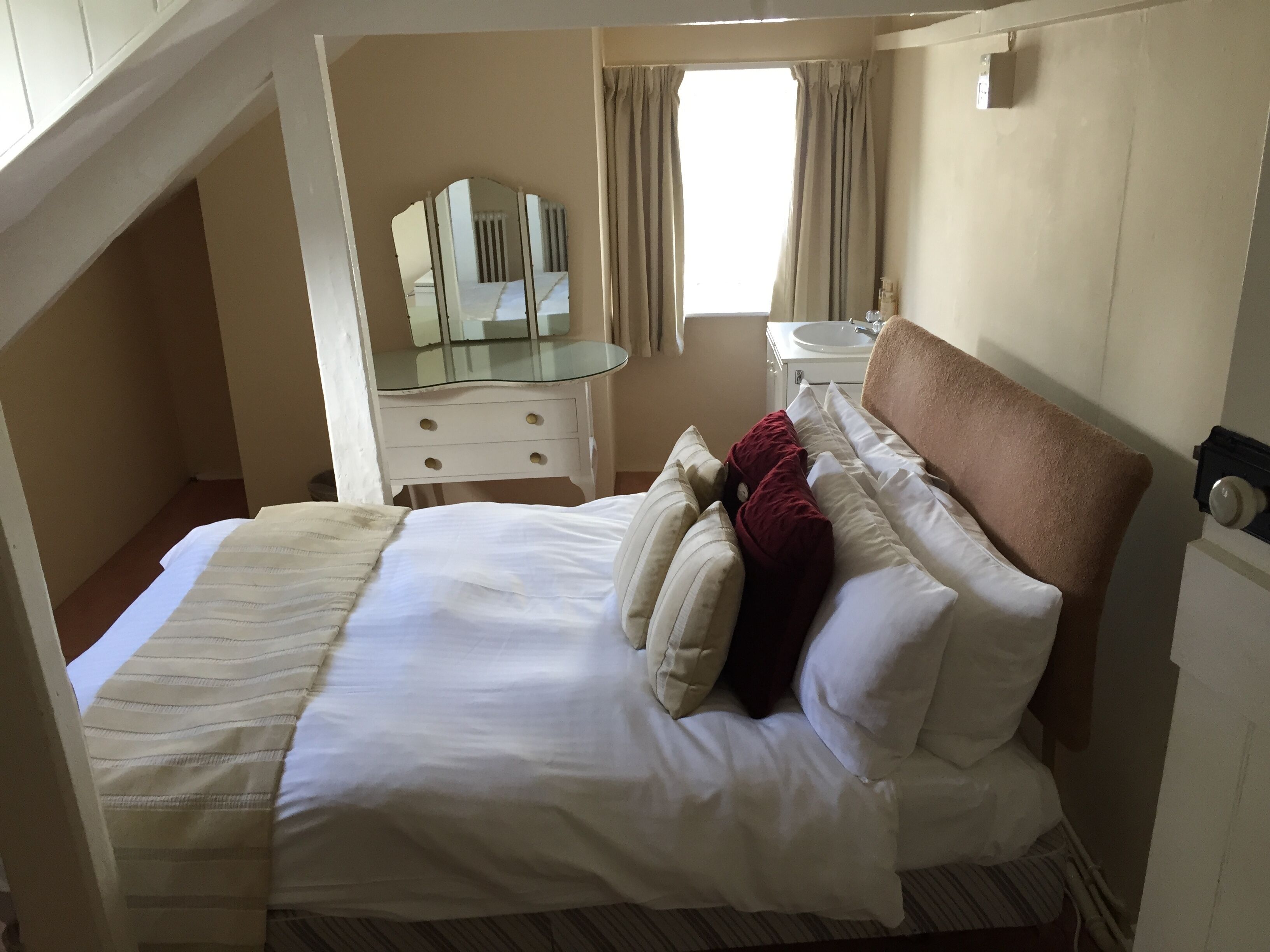 4 bedrooms, iron/ironing board, travel crib, free WiFi