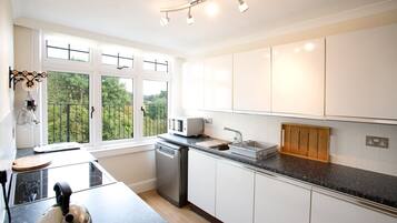 Køleskab, mikrobølgeovn, ovn, kogeplade