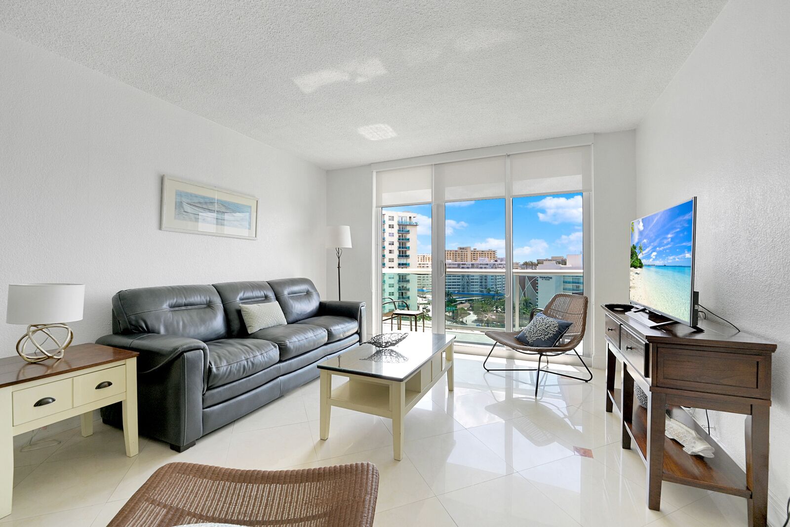 BEAUTIFUL 2 BEDROOMS APARTMENT ON THE BEACH!