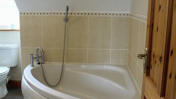 Badewanne, Haartrockner, Handtücher, Toilettenpapier