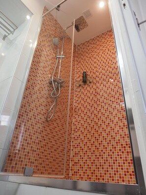 Dusche, Haartrockner, Handtücher, Seife