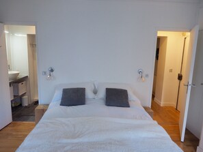 1 bedroom, iron/ironing board, free WiFi, bed sheets - Charm and garden view, in the center of Paris, near Montparnasse (Paris)