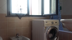 Ensemble douche/baignoire, sèche-cheveux, bidet, serviettes fournies
