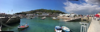 Holiday House 400M walk to beach & 100M to harbour with private Sunny Garden.