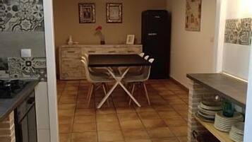 Geladeira, micro-ondas, fogão, cafeteira/chaleira